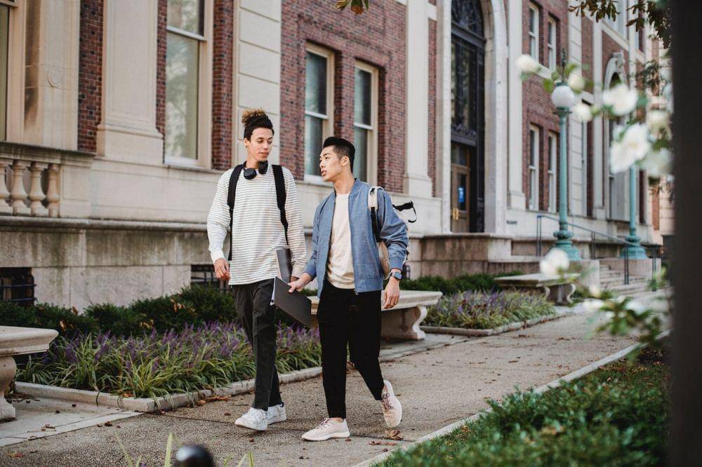 Ilustrasi orang sedang berbicara (pexels.com/Armin Rimoldi)