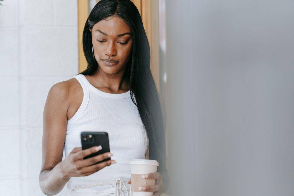 ilustrasi wanita dengan smartphone (pexels.com/Mike Jones)