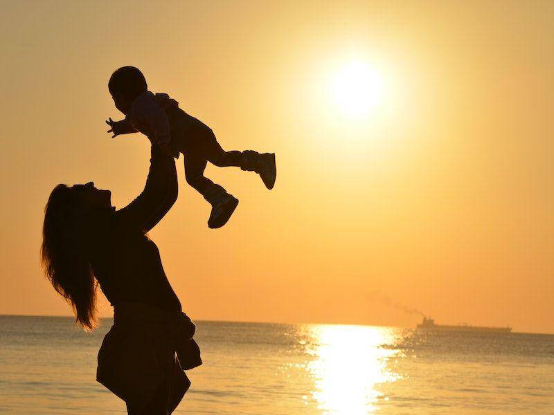 ilustrasi ibu menggendong bayi (pexels.com/Pixabay)