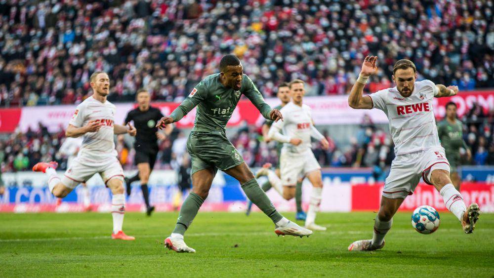 Aksi Alassane Plea melawan FC Koln. (twitter.com/borussia)