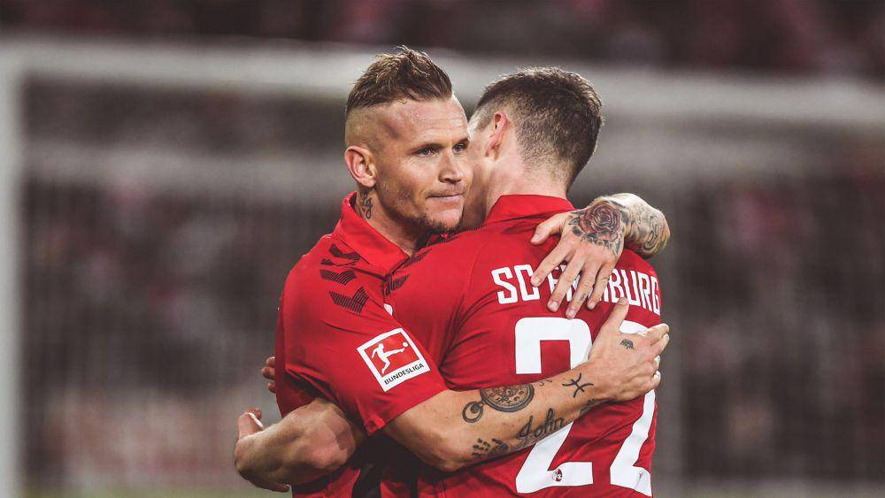 Jonathan Schmid memeluk rekan setimnya, Roland Sallai. (twitter.com/scfreiburg)