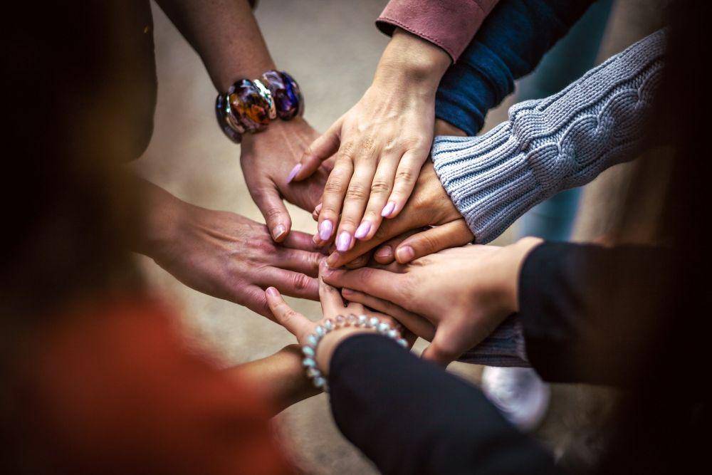 Ilustrasi sahabat yang menyatukan tangan (pixabay com/Bob_Dmyt)