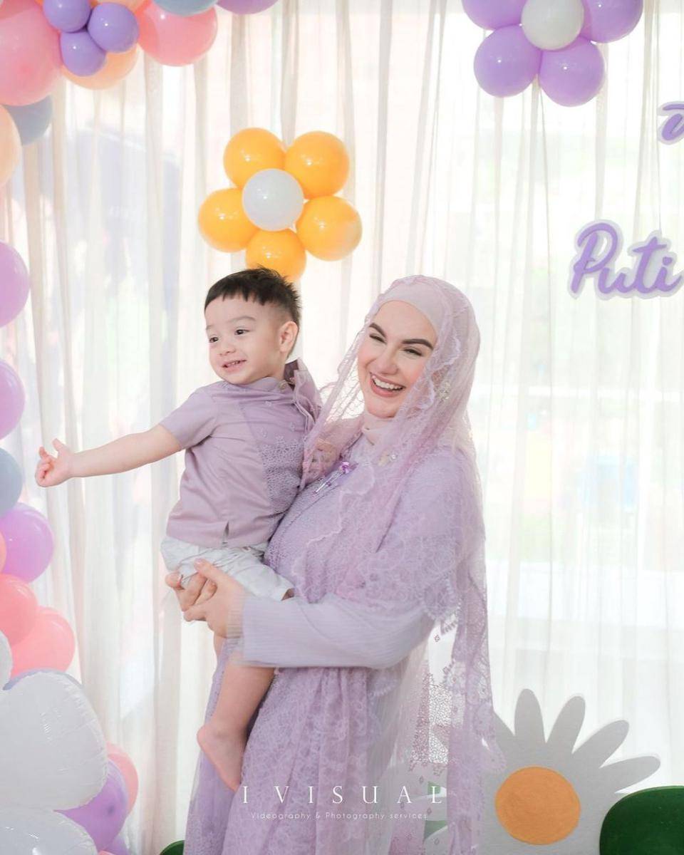 Irish Bella dan buah hati (I VISUAL Photo Video via instagram.com/_irishbella_)