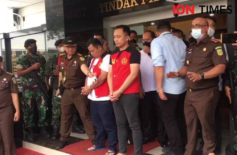 Tersangka pembunuhan berencana Brigadir J, Kuat Ma’ruf (kiri) dan Bripka Ricky Rizal (kanan) (IDN Times/Irfan Fathurohman)
