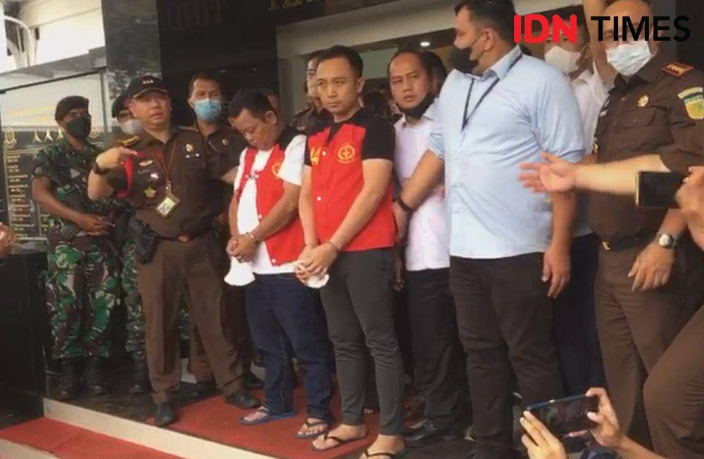Tersangka pembunuhan berencana Brigadir J, Kuat Ma’ruf (kiri) dan Bripka Ricky Rizal (kanan) (IDN Times/Irfan Fathurohman)