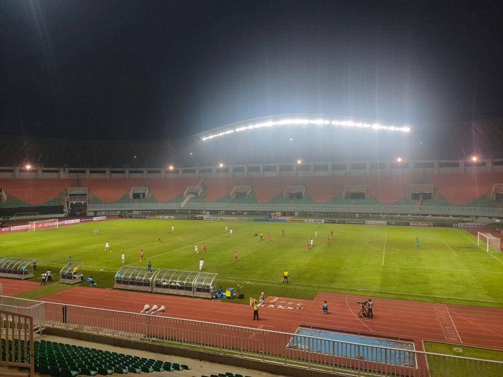 Timnas Indonesia berduel lawan UEA di Stadion Pakansari (IDN Times/Tino Satrio)