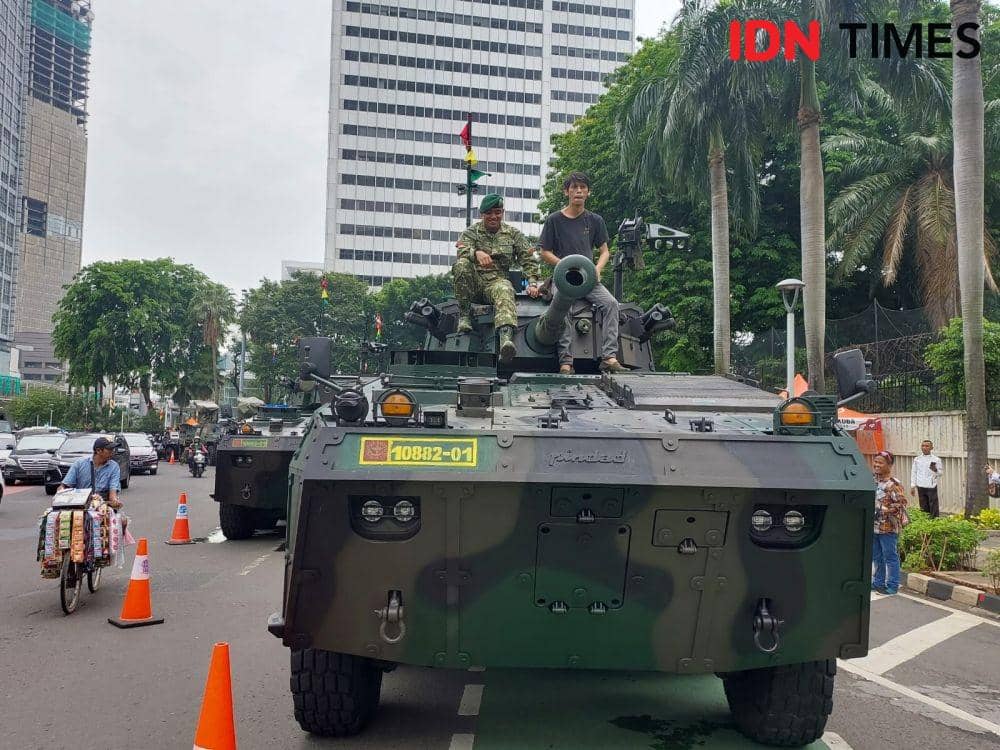 8 Potret Antusiasme Warga Saksikan Konvoi Alutsista TNI di Bundaran HI