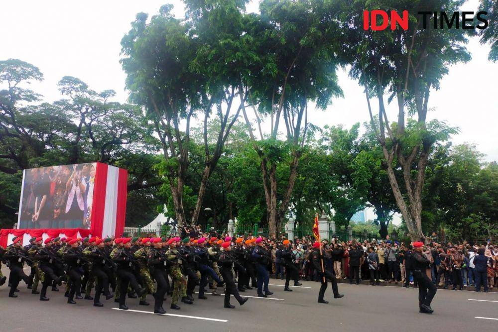 Parade alutsista TNI di HUT ke-77 TNI di depan Istana Merdeka, Jakarta pada Rabu (5/10/2022). (IDN Times/Ilman Nafi'an)