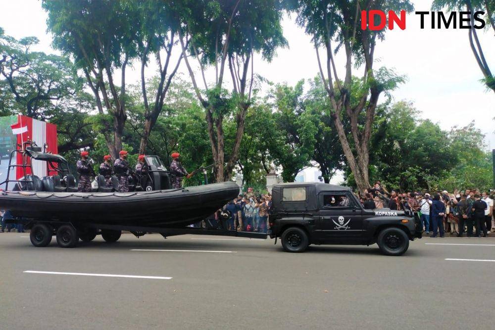 Parade alutsista TNI di HUT ke-77 TNI di depan Istana Merdeka, Jakarta pada Rabu (5/10/2022). (IDN Times/Ilman Nafi'an)