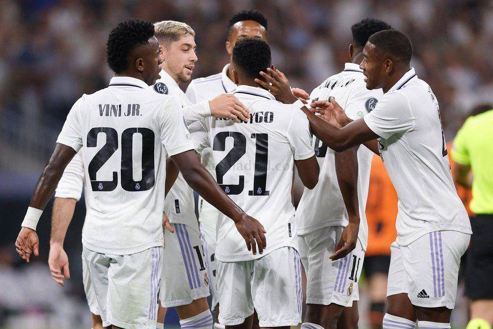 Para pemain Real Madrid merayakan gol ke gawang Shakhtar Donetsk di UCL 2022/2023. (realmadrid.com)