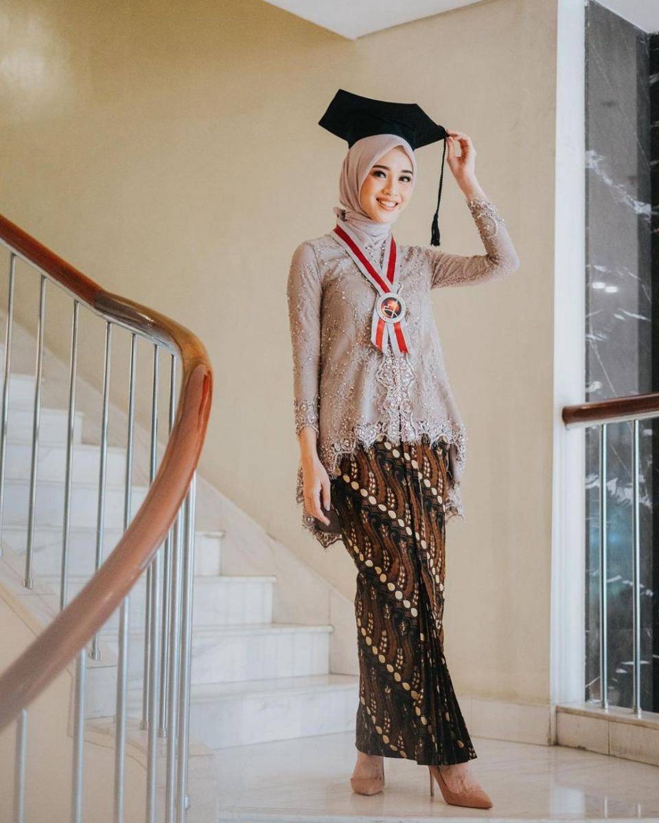 Kebaya brokat. (instagram.com/vinamaulina)