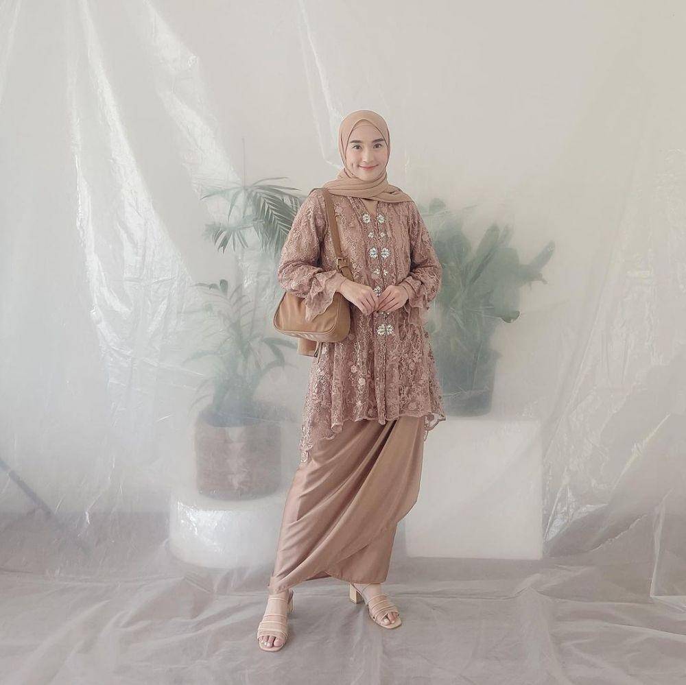 Kebaya loose. (instagram.com/denisarani)