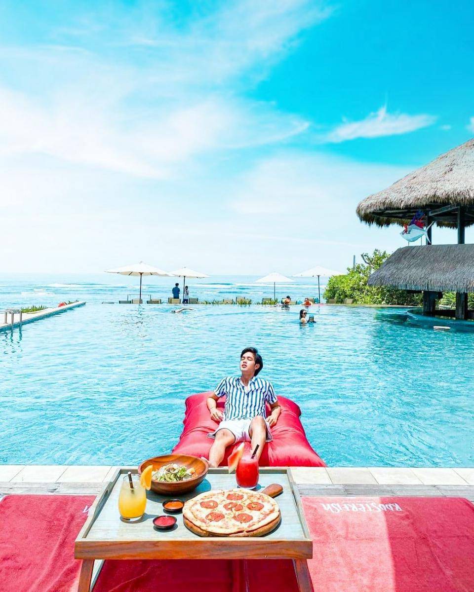 Roosterfish Beach Club (instagram.com/roosterfishbeachclub)