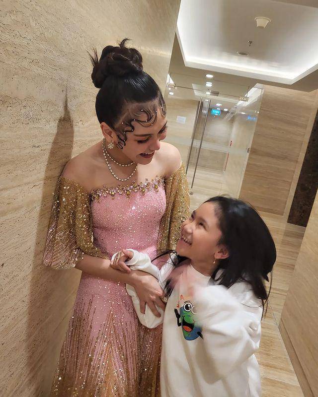 Ayu Ting Ting dan Bilqis (instagram.com/ayutingting92)
