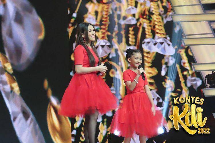 Momen Ayu Ting Ting dan Bilqis nyanyi bareng (instagram.com/kdiofficial)