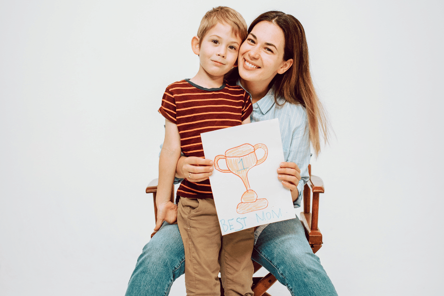 ilustrasi bonding ibu dan anak laki-laki (pexels.com/@rodnae-prod)