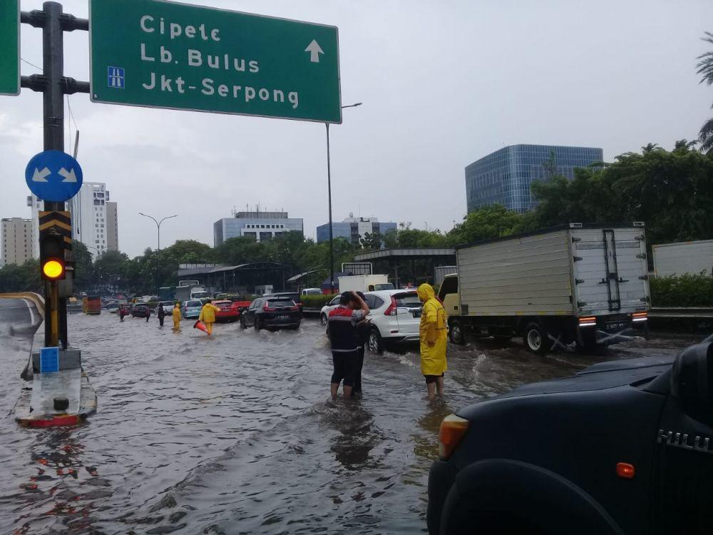 Tol JORR Arah Lebak Bulus Banjir, Lalu Lintas Merayap