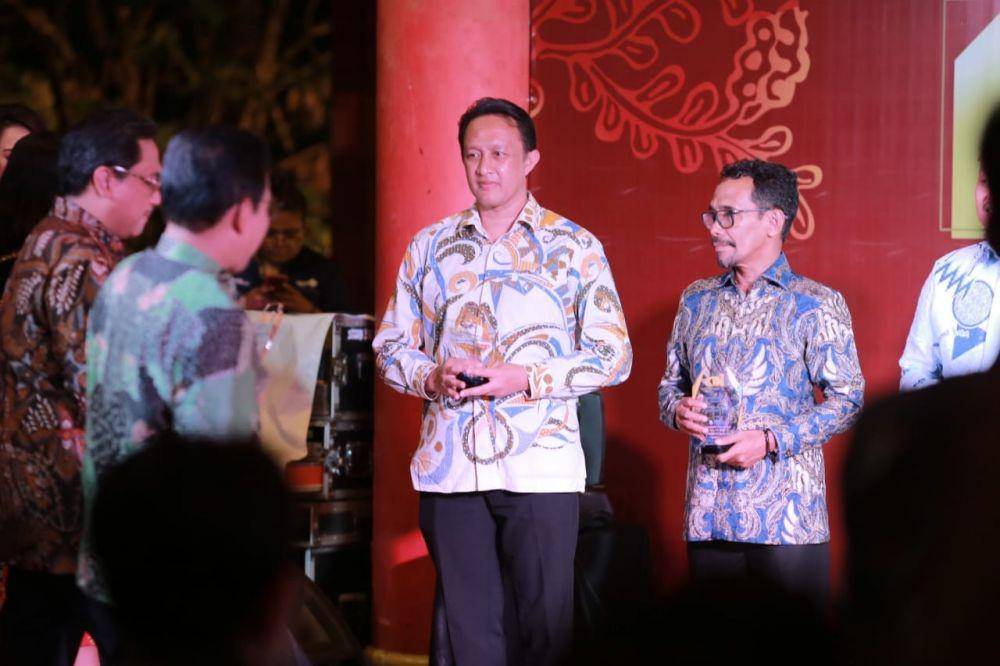 Jalankan smart city, Wali Kota Bandung raih penghargaan Kepala Daerah Inovatif (KDI) Kategori Pelayanan Publik Pemerintah Kota "Bandung Smart City untuk Kesejahteraan Masyarakat" oleh MNC Portal Indonesia (MPI) di Kelenteng Sam Poo Kong, Kota Semarang, Jawa Tengah, Kamis (22/09). (Dok. Pemkot Bandung)