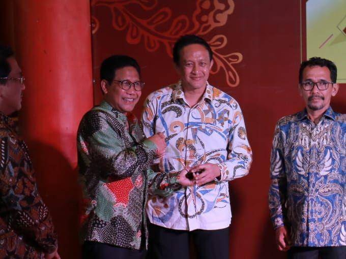 Jalankan smart city, Wali Kota Bandung raih penghargaan Kepala Daerah Inovatif (KDI) Kategori Pelayanan Publik Pemerintah Kota "Bandung Smart City untuk Kesejahteraan Masyarakat" oleh MNC Portal Indonesia (MPI) di Kelenteng Sam Poo Kong, Kota Semarang, Jawa Tengah, Kamis (22/09). (Dok. Pemkot Bandung)