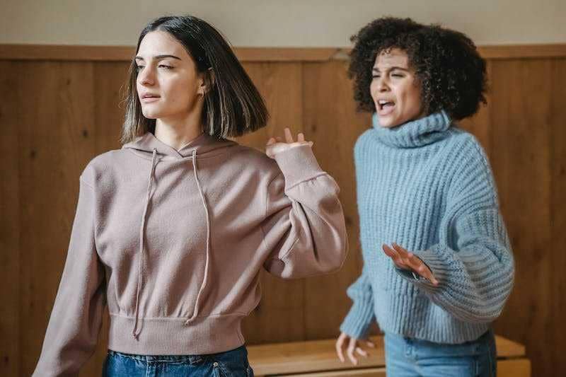 ilustrasi bertengkar dengan teman (pexels.com/Liza Summer)