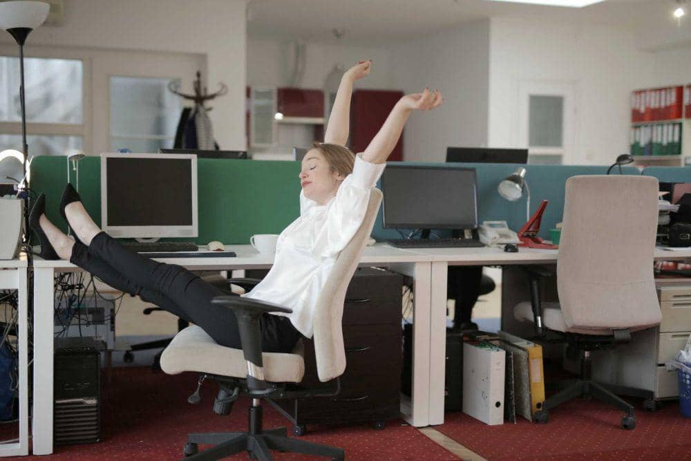 ilustrasi bersantai di kantor (pexels.com/Andrea Piacquadio)