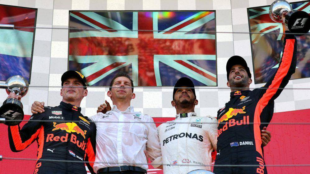 Max Verstappen, Lewis Hamilton, dan Daniel Ricciardo meraih podium GP Jepang 2017. (formula1.com)