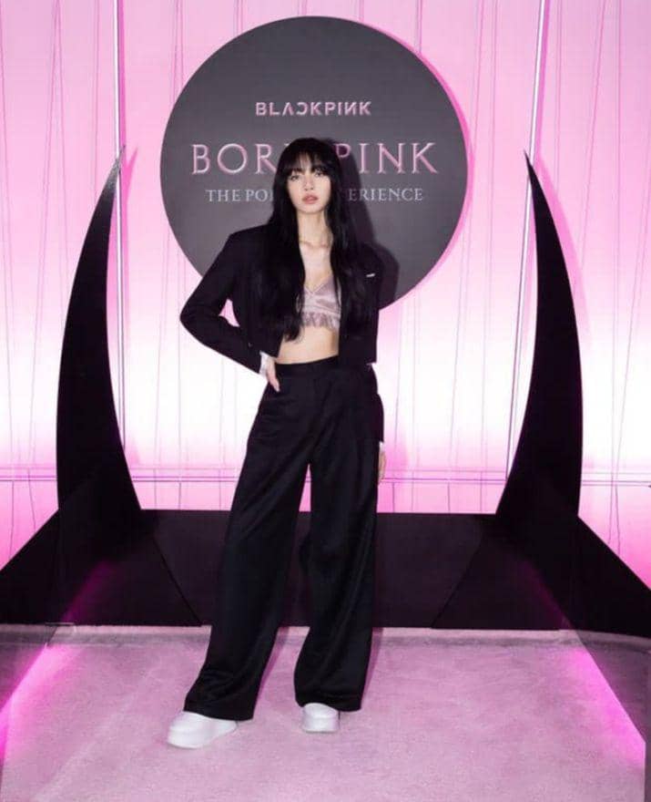 Ide outfit ala Lisa BLACKPINK (instagram.com/ohmy.jennie)