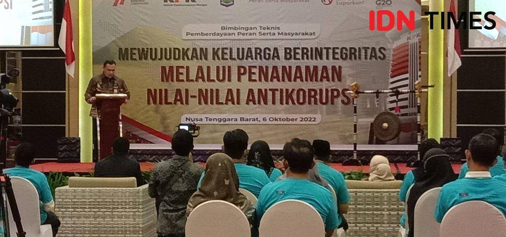 Ketua KPK Firli Bahuri menyampaikan materi antikorupsi di hadapan Gubernur, Bupati/Walikota dan pejabat NTB besertavistri di Mataram, Kamis (6/10/2022). (IDN Times/Muhammad Nasir)