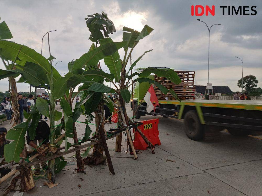 Warga Jatikarya, Kota Bekasi tuntut ganti rugi lahan yang belum dibayar. (IDN Times/Imam Faishal)