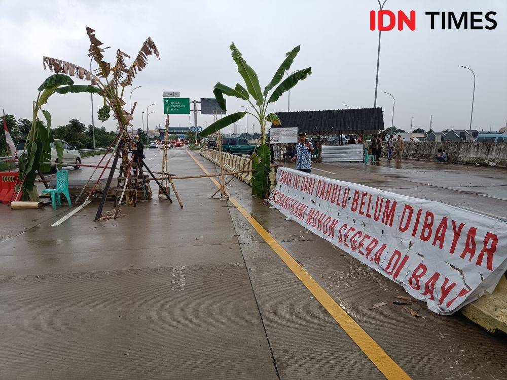 Warga Jatikarya, Kota Bekasi tuntut ganti rugi lahan yang belum dibayar. (IDN Times/Imam Faishal)