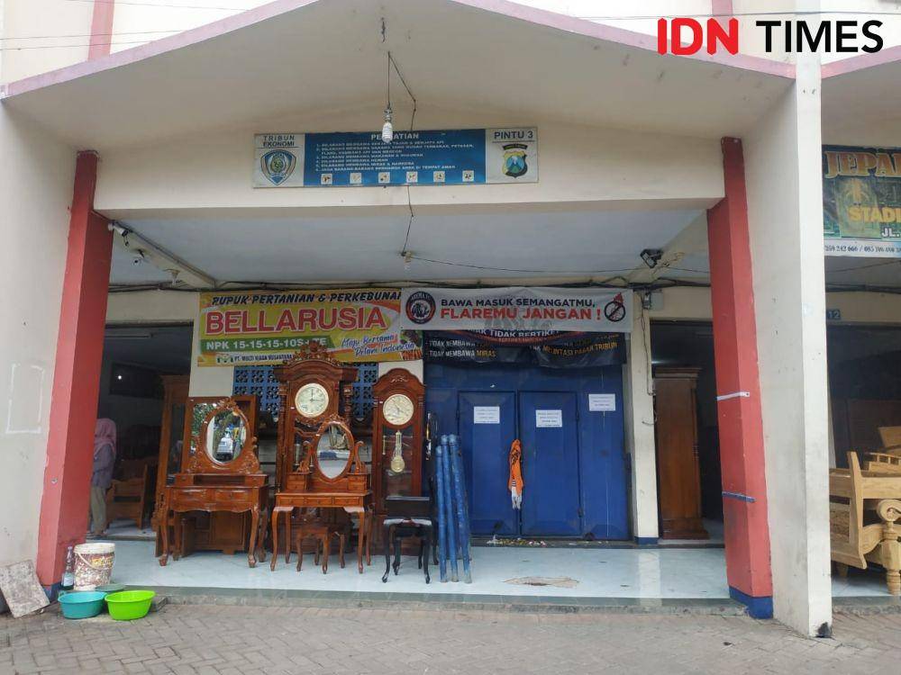Pintu di gerbang atau Gate 3 stadion Kanjuruhan Malang, Kamis (6/10/2022). IDN Times/Khusnul Hasana