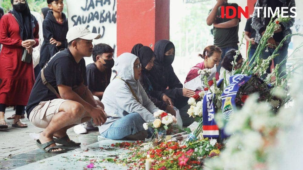 Stadion Kanjuruhan masih dipenuhi peziarah yang datang untuk berdoa di hari kelima pasca kejadian. (IDN Times/Gilang Pandutanaya)