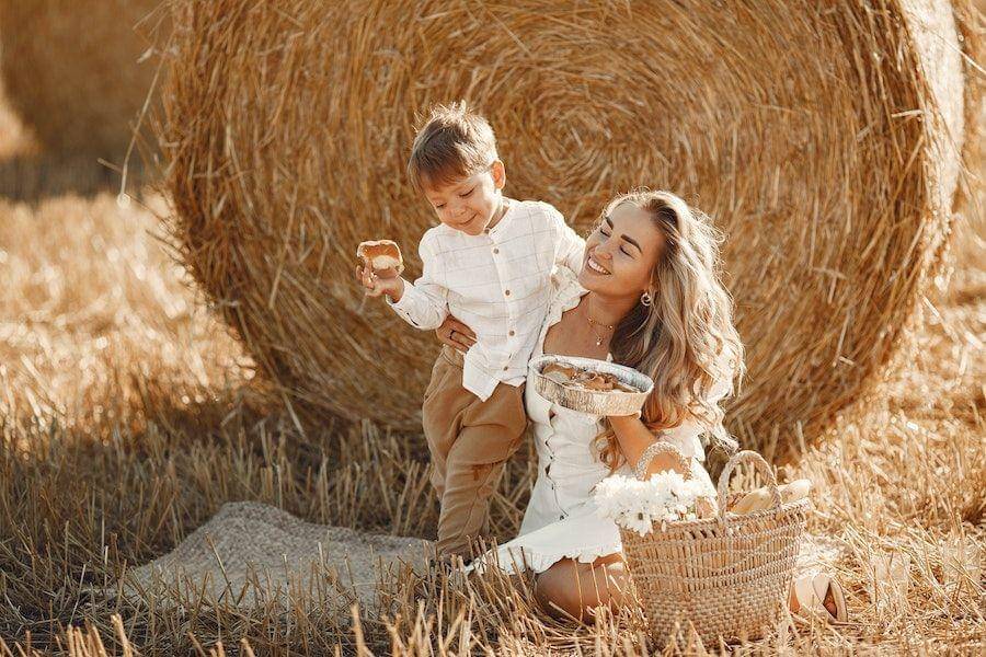 ilustrasi bonding ibu dan anak laki-laki (pexels.com/@gustavo-fring)