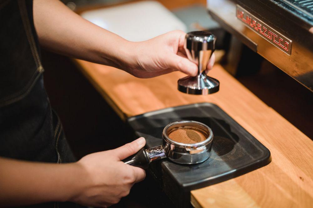5 Cara Membuat Pupuk dari Bubuk Kopi, Siap Pakai!