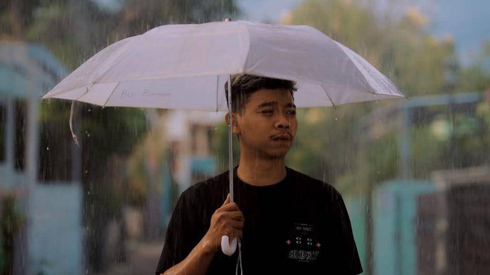 cuplikan video klip Pingal (YouTube.com/Ngatmombilung)