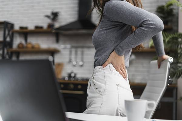 Mencegah nyeri pinggang sebagai manfaat jongkok bagi kesehatan (freepik.com)