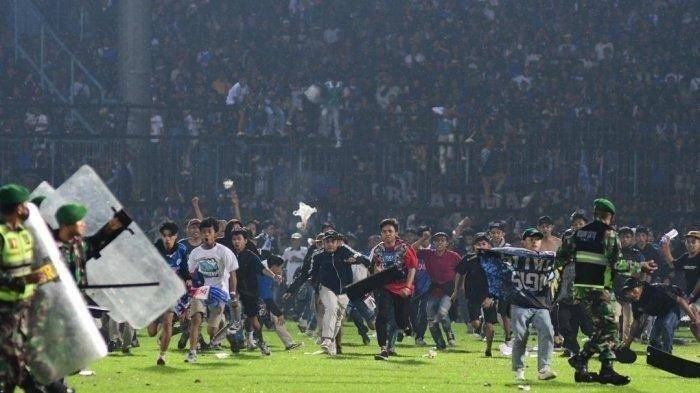Aremania saat turun ke lapangan dalam paga Arema FC Vs Persebaya. (IDN Times/istimewa)