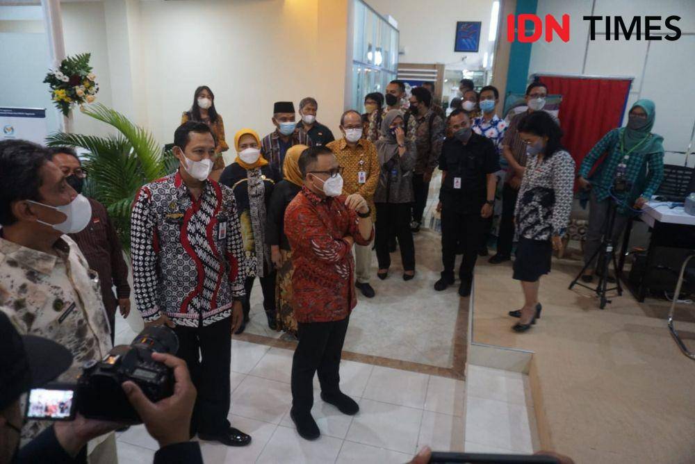 Menpan-RB, Abdullah Azwar Anas (batik merah), meresmikan Mal Pelayanan Publik di Balai Kota Yogyakarta, Kamis (6/10/2022). (IDN Times/Herlambang Jati)