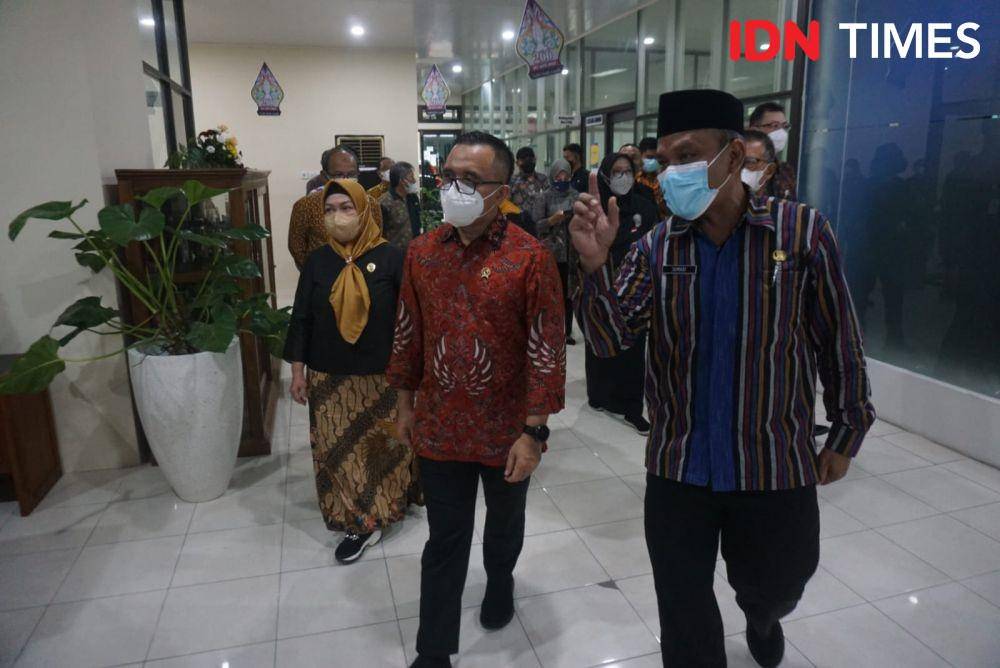 Menpan-RB Abdullah Azwar Anas meresmikan Mal Pelayanan Publik di Balai Kota Yogyakarta, Kamis (6/10/2022). (IDN Times/Herlambang Jati)