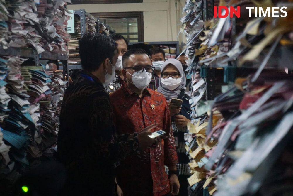 Menpan-RB Abdullah Azwar Anas meresmikan Mal Pelayanan Publik di Balai Kota Yogyakarta, Kamis (6/10/2022). (IDN Times/Herlambang Jati)