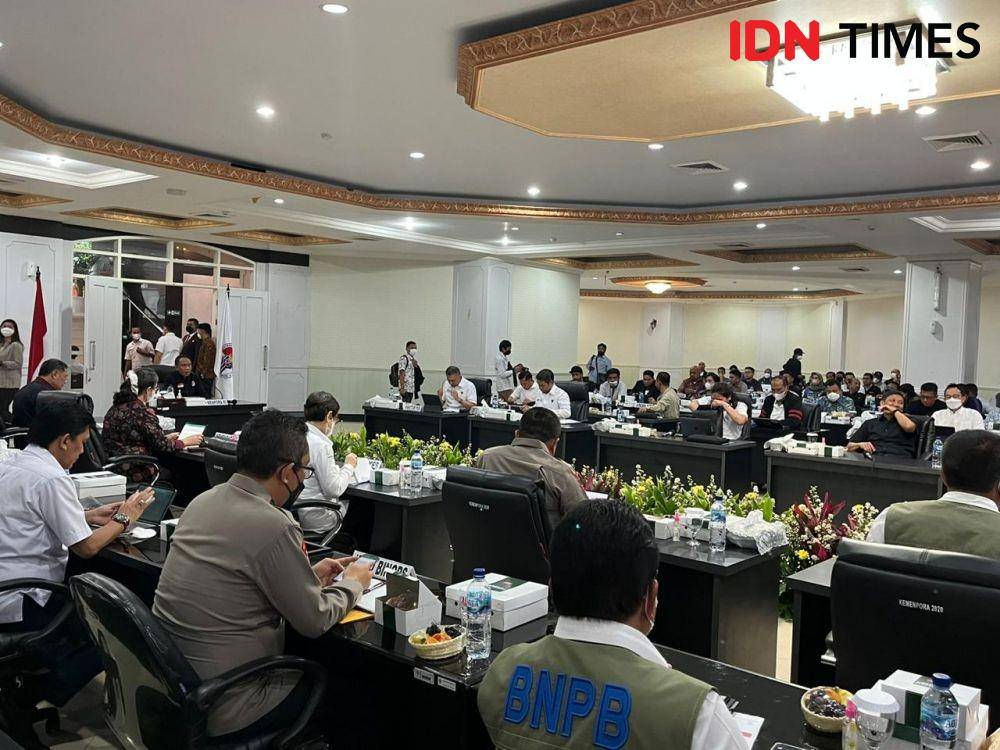 Rapat koordinasi terkait evaluasi dan perbaikan prosedur pengamanan penyelenggaraan sepak bola Indonesia bersama Menpora pada Kamis (6/10/2022). (IDN Times/Margith Juita Damanik)