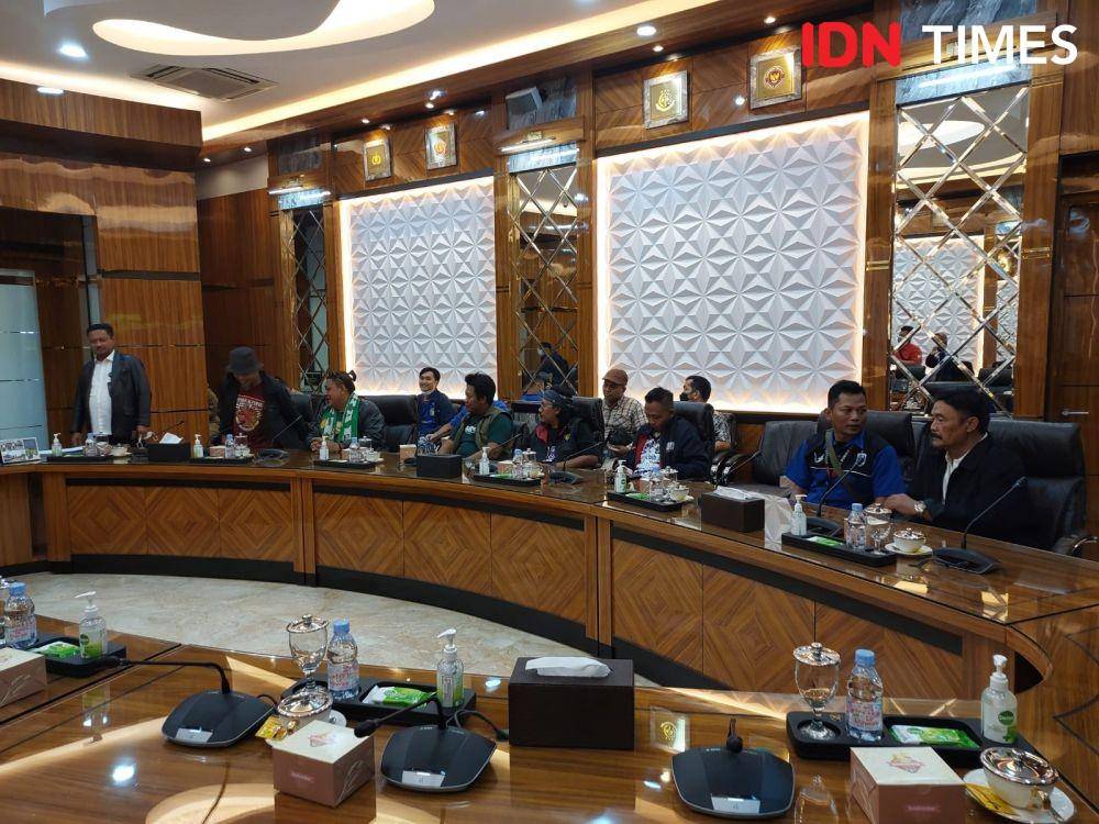 Pertemuan para suporter sepak bola seluruh Indonesia dengan anggota TGIPF Kanjuruhan, Malang pada Kamis (6/10/2022) di kantor Kemenko Polhukam. (IDN Times/Santi Dewi)