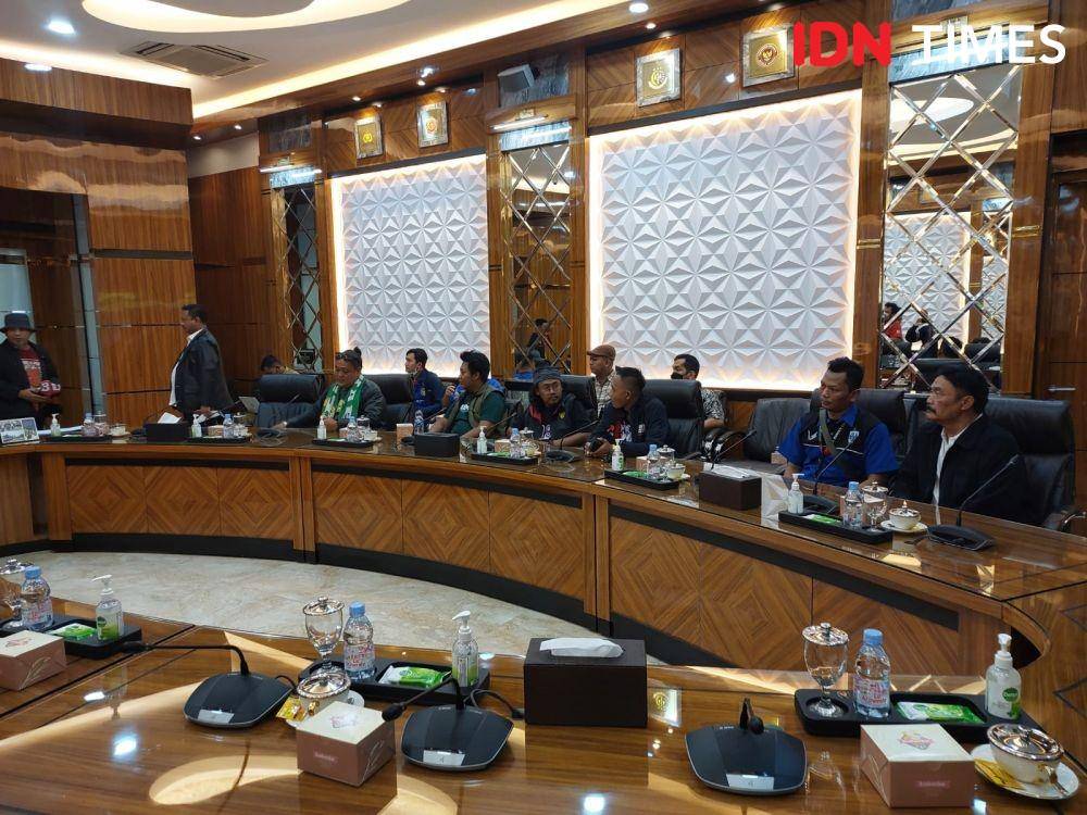 Pertemuan para suporter sepak bola seluruh Indonesia dengan anggota TGIPF Kanjuruhan, Malang pada Kamis (6/10/2022) di kantor Kemenko Polhukam. (IDN Times/Santi Dewi)