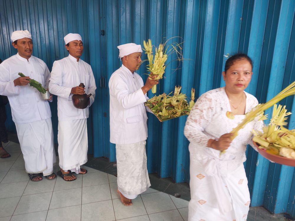 Ratusan Umat Hindu Gelar Ritual di Kanjuruhan