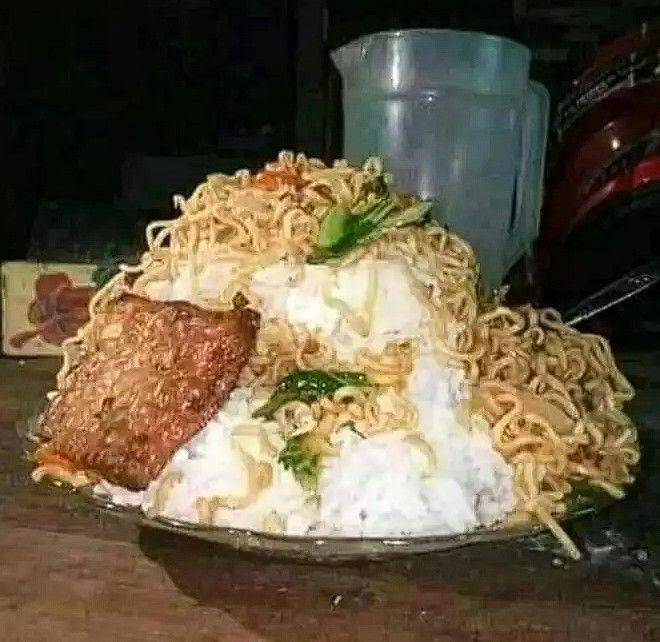 orang makan porsi kuli (instagram.com/humorsantuy)