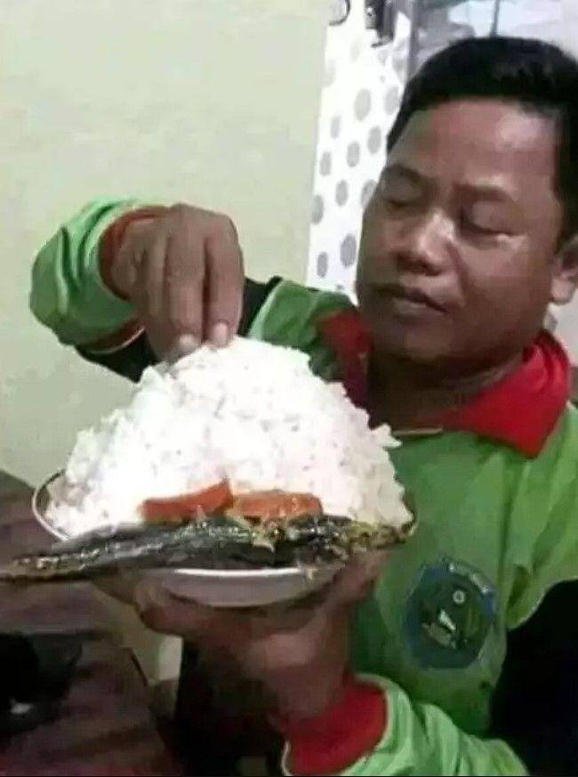 orang makan porsi kuli (twitter.com/ribkaaacs