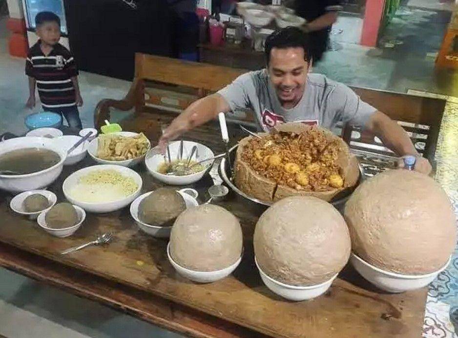 orang makan porsi kuli (instagram.com/humorsantuy)