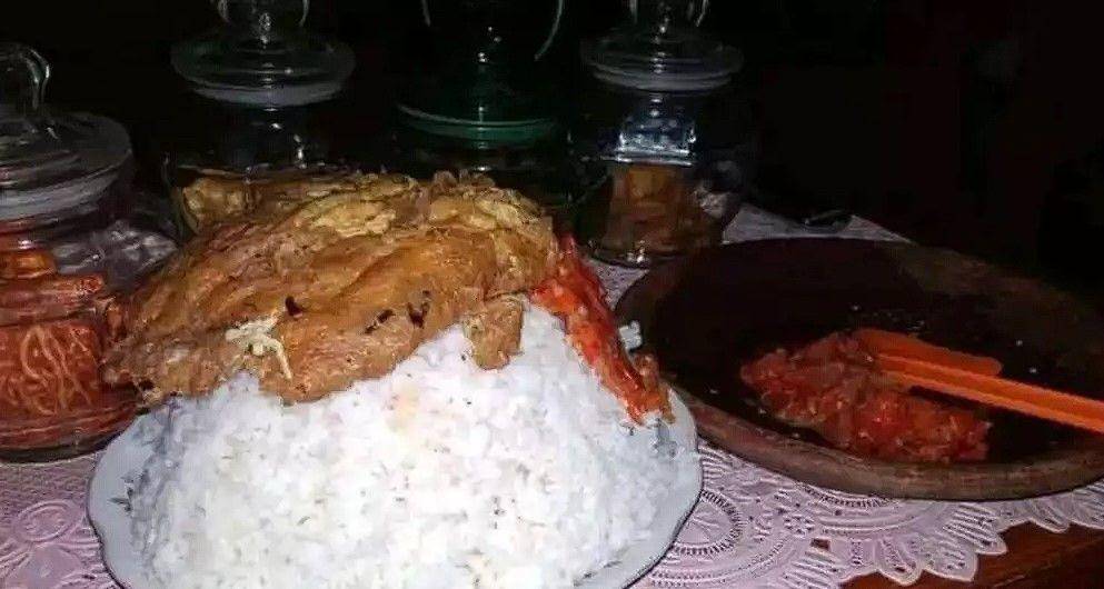orang makan porsi kuli (twitter.com/duniakuli)