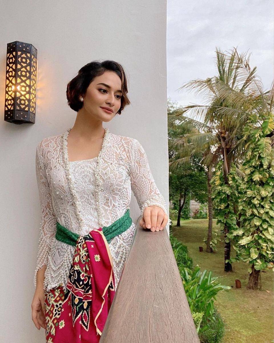 kebaya modern (instagram.com/dazenvrilla)