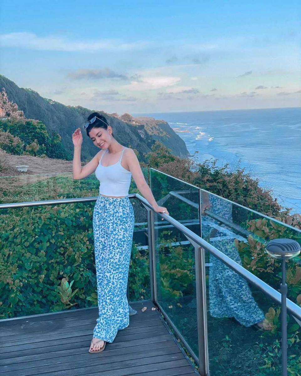 OOTD liburan ala Medina Dina (instagram.com/medinadinaaa)